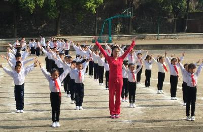 市实验小学儒学校区开展体操比赛