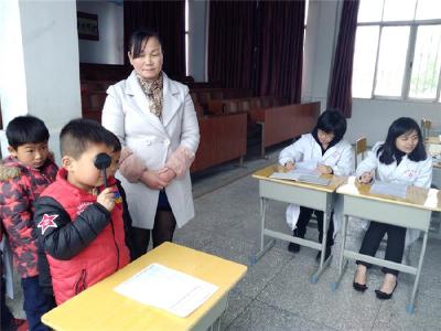 木梓乡中心小开展学前班孩子视力检查