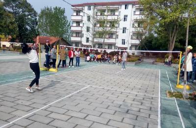 王义贞初中成功举办“爱追‘球’齐享受”球类综合运动会
