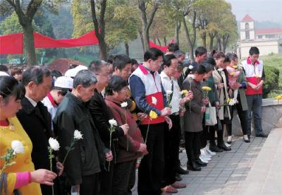 我市志愿者缅怀“碧山墨虎”傲永才