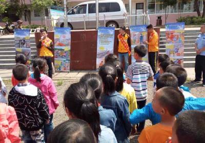 襄阳工务段来我市三陂小学进行安全宣传工作