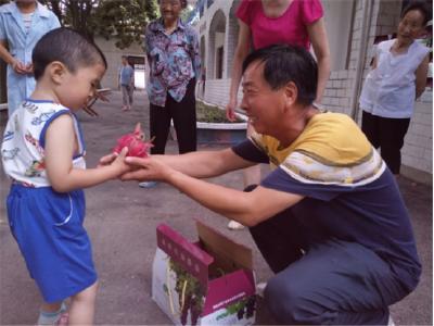 一串串葡萄传真情