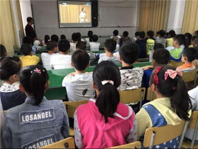 南城石桥小学组织学生观看“同上一堂网络安全公开课”