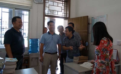 教师节前夕府城党工委政府到学校慰问教师
