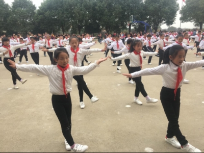 陈店中心小学：校园集体舞，引领阳光体育运动