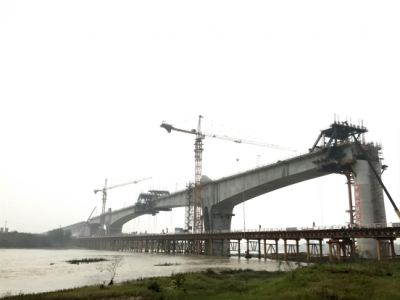 汉十高铁府河特大桥完成200米连续梁边跨合龙，主跨合龙在即