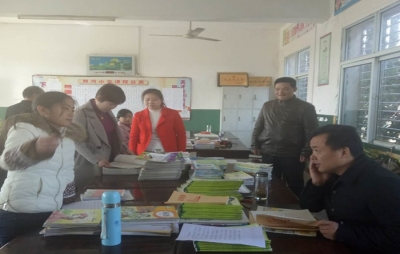 市教育局领导关爱偏僻乡村教师