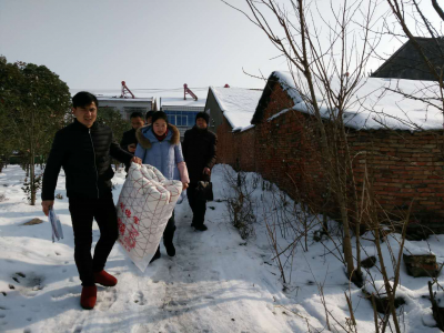 驻棠棣村工作队“情系贫困户，雪中送温暖”