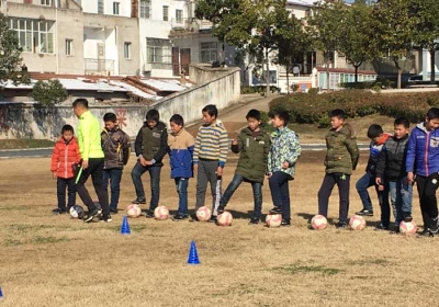 武汉新阵营俱乐部赴花园小学捐赠教学