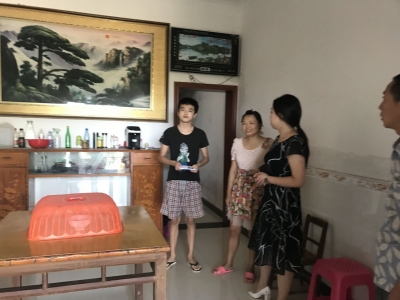 情系贫困生  温暖开学季