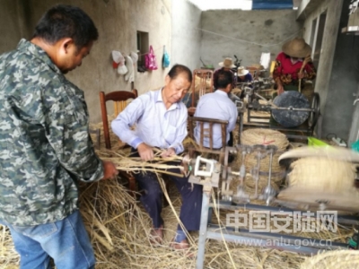烟店农民农闲编绳助脱贫