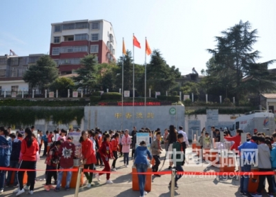 科普大篷车开进洑水镇中心小学