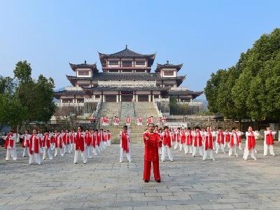 孝感120名太极拳爱好者白兆山交流展演