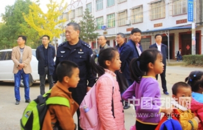 市教育局、市公安局联合督察王义贞镇中心小学校车安全