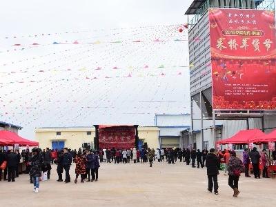 牵手贫困户  品味乡土情 ——安陆市首届年货节正式开幕