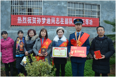 把“军属光荣”的牌匾擦明擦亮 ——安陆市人武部组织开展“送喜报进家门”活动 