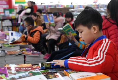 安陆中小学生乐享“书香寒假”
