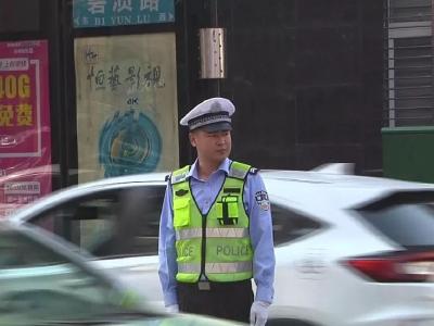 假日交警执勤忙 坚守岗位保畅通