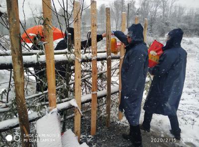 党员干部下沉一线抓防控  ——安陆充实社区疫情防控力量