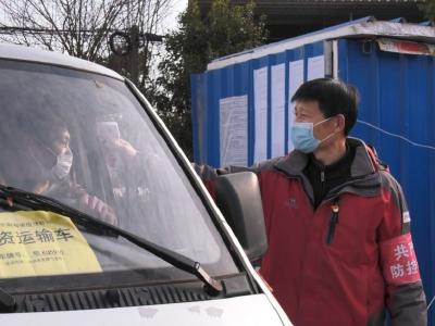 防控队员夏庭军：疫情不退 决不回家
