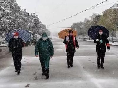 雨雪不归 只待春来 ——安陆市万名党员干部冒雨顶雪阻疫情