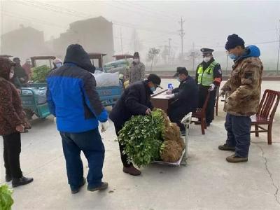 一举两得！收购贫困户蔬菜，销往城区战地食堂