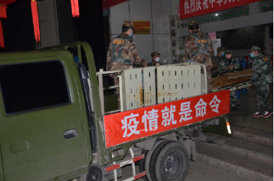 棠棣镇隔离病房缺被褥，安陆市人武部火速调集送达
