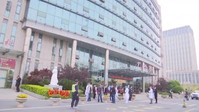 安陆市首批新冠肺炎出院患者为医护人员送锦旗