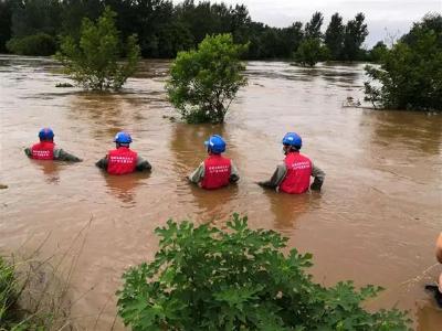 安陆丨安陆：河水漫溢冲倒电杆 供电人员驾船排险