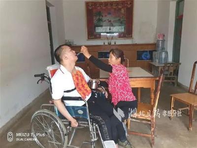 十年母爱呵护，儿子重新站起