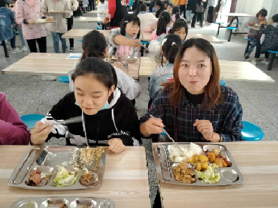 洑水中学食堂为学生家长打造“亲子餐”