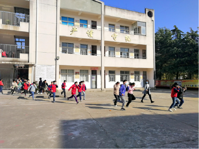 珍爱生命 防范于未然——-赵棚镇中心小学开展消防安全演练活动