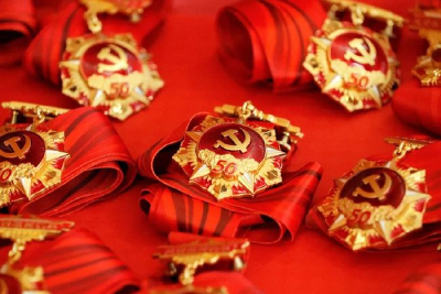 安陆市2100多名党员获“光荣在党50年”纪念章