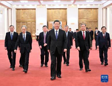 习近平同党外人士共迎新春 代表中共中央，向各民主党派、工商联和无党派人士，向统一战线广大成员，致以诚挚的问候和新春的祝福 汪洋韩正出席