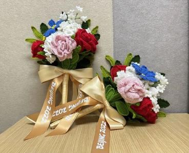 颁奖花束上多了朵小蓝花，灵感来自她