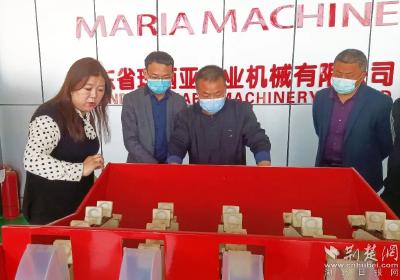 安陆赵棚镇探路大蒜机械化种植