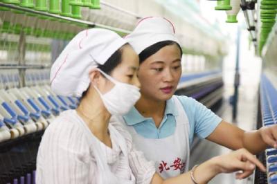 在她的提议下，安棉将支部主题党日开到生产一线