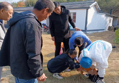 纵身一跃 彰显本色 ——安陆接官乡槎山村落水儿童营救侧记