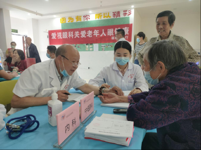 安陆市凤凰社区晚晴枫居家养老服务中心开展老年人健康义诊活动