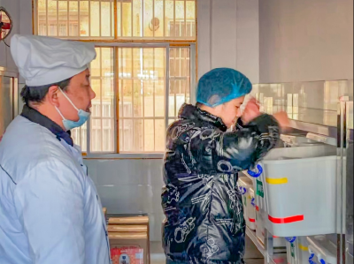 安陆市市场监督管理局对集中用餐单位开展食品安全抽检工作
