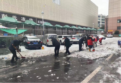 安陆府城街道中山社区： 铲雪除冰保出行 齐心协力暖人心