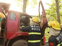 躲不及货车撞树驾驶员被困 孝感消防破拆救人