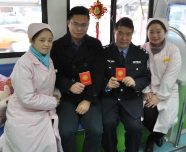 交警无偿献血迎新年 