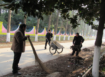 中洲农场春节前开展卫生大扫除活动 