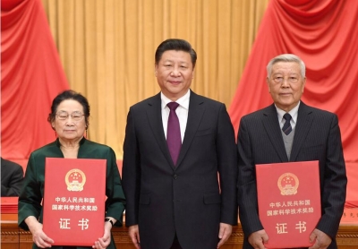 习近平出席国家科学技术奖励大会并为最高奖获得者等颁奖