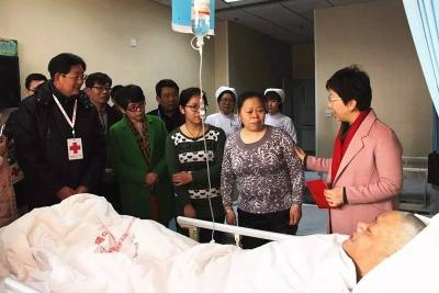 孝感市副市长吴婕来我市慰问公益人物 