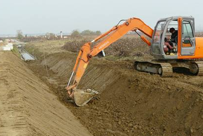 脉旺镇疏通沟渠保丰收 