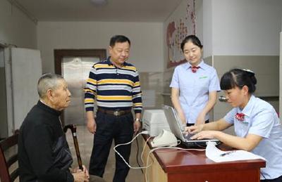 邮政储蓄银行上门服务暖人心 