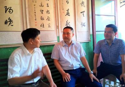 “七一”前夕 市领导走访慰问困难党员 