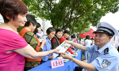 市交警大队开展“6•16”安全生产宣传咨询日活动 